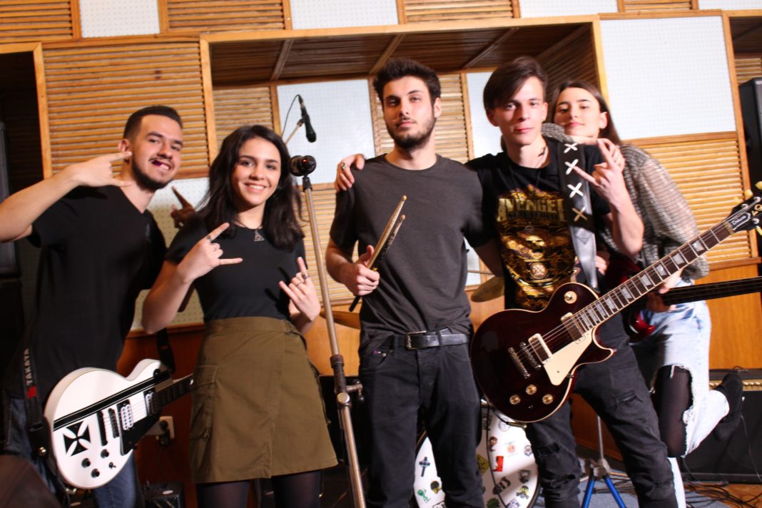 Ritmuri rock pe voci liceene şi studenţeşti în trupa Overbeat din Craiova