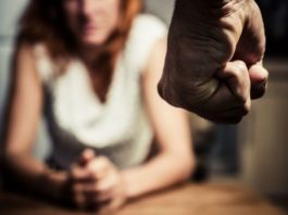 Fotografii intime postate pe conturi false de Facebook