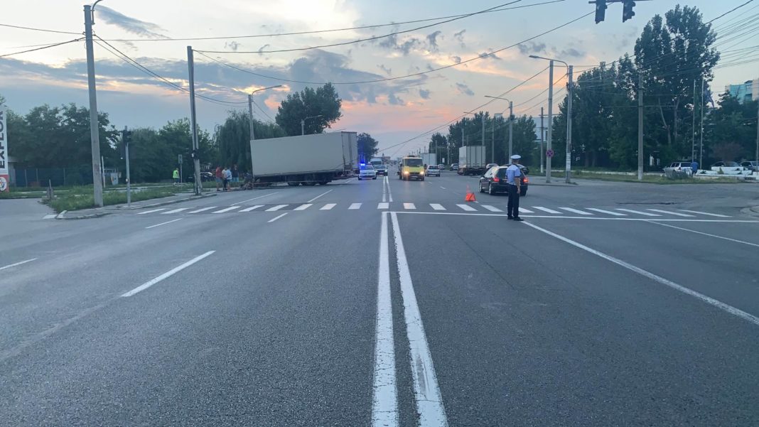 A ajuns cu camionul în stâlp