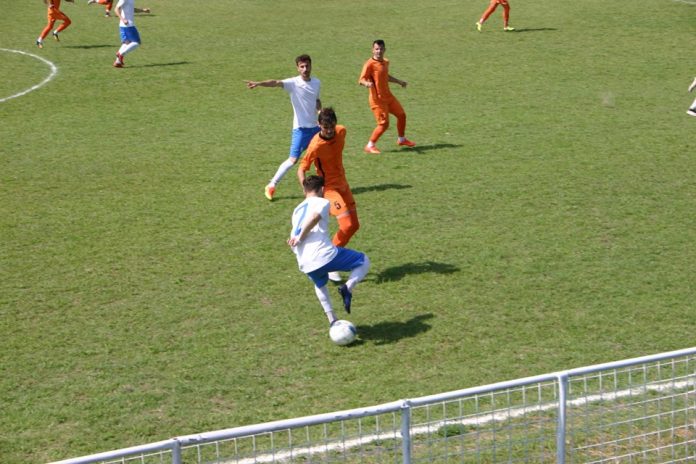 Cetate Fotbaliștii din Cetate (în albastru) au obținut un rezultat bun la Brânceni (Foto: facebook Tractorul Cetate)