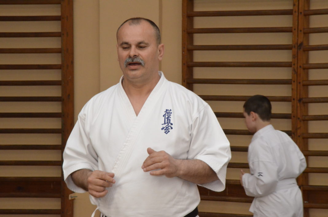 Adrian Brătescu speră ca la viitoarele competiţii la care vor participa elevii săi să obţină rezultate şi mai bune (Foto: Alex Vîrtosu)