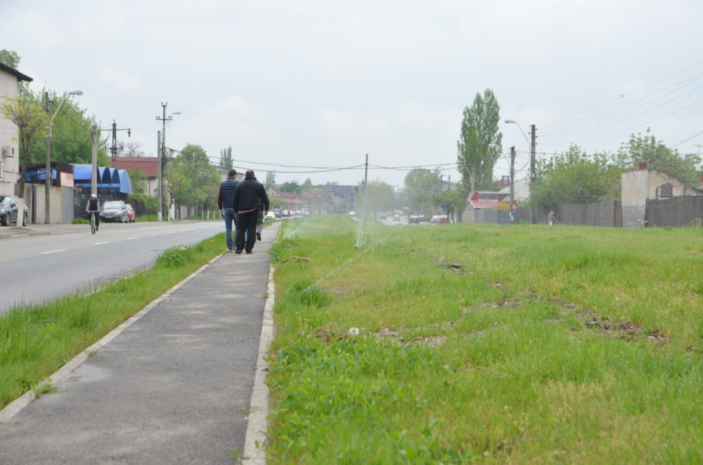 Aspersoarele montate pentru a uda spaţiul verde de pe strada Râului, în perioada în care erau probate