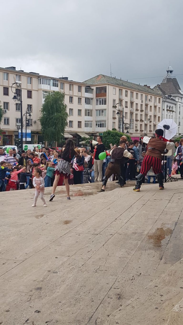 Sute de copii în centrul Craiovei