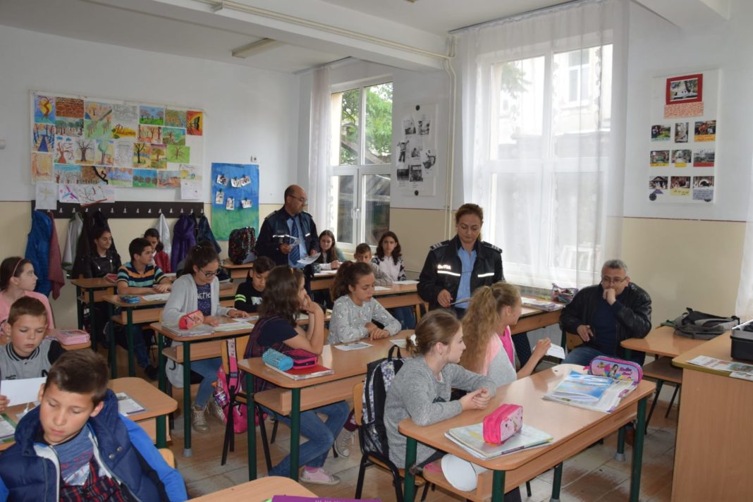 Polițiștii mehedințeni alături de elevi