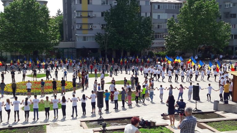 Sute de dansatori, la repețitia  pentru festivalul „Călușul Românesc“