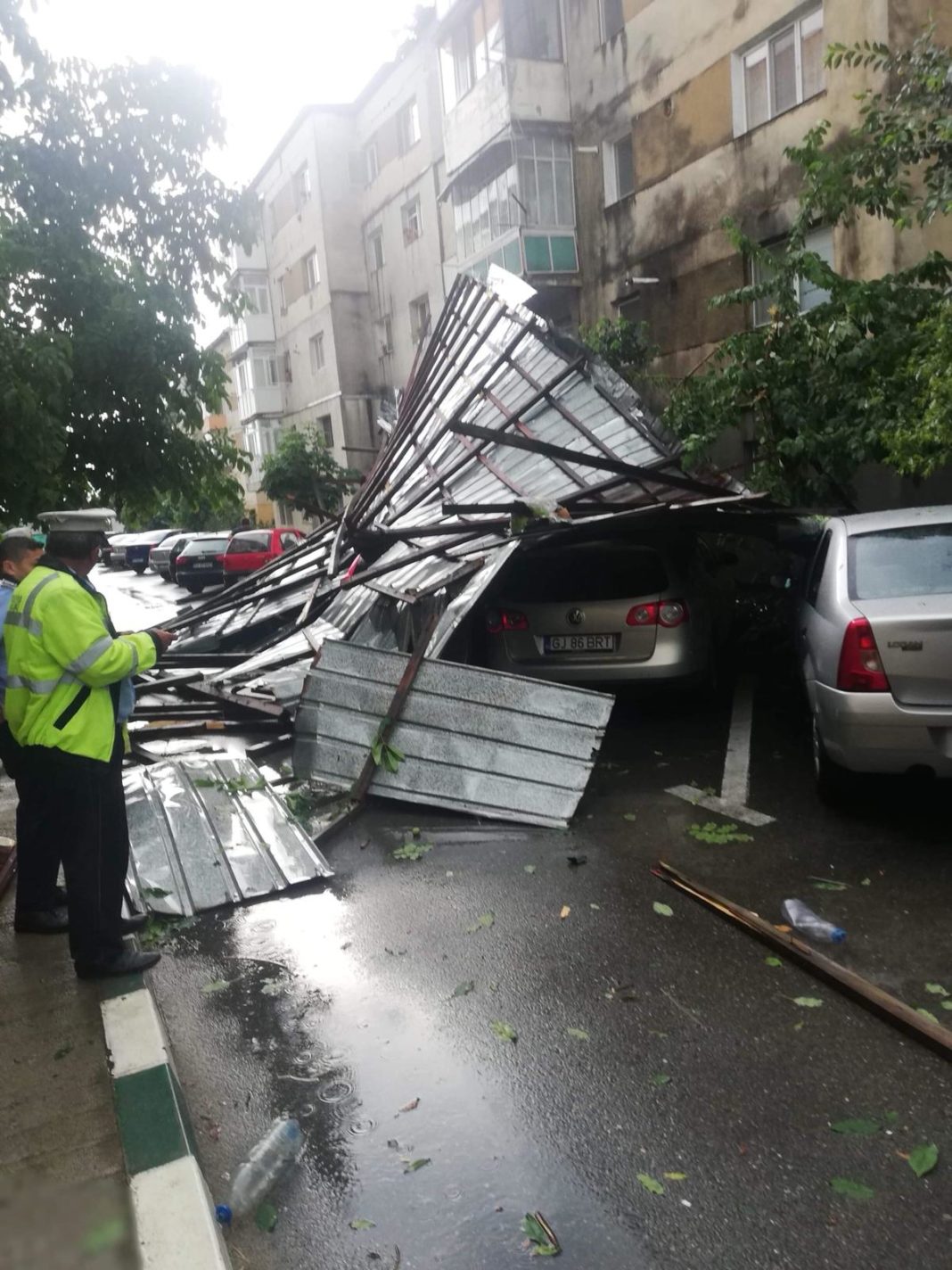 Acoperiș căzut peste 4 mașini, la Târgu Cărbunești