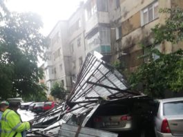 Acoperiș căzut peste 4 mașini, la Târgu Cărbunești