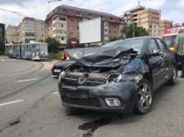 Trei victime după ce un tramvai a lovit o maşină, la Podul Electro