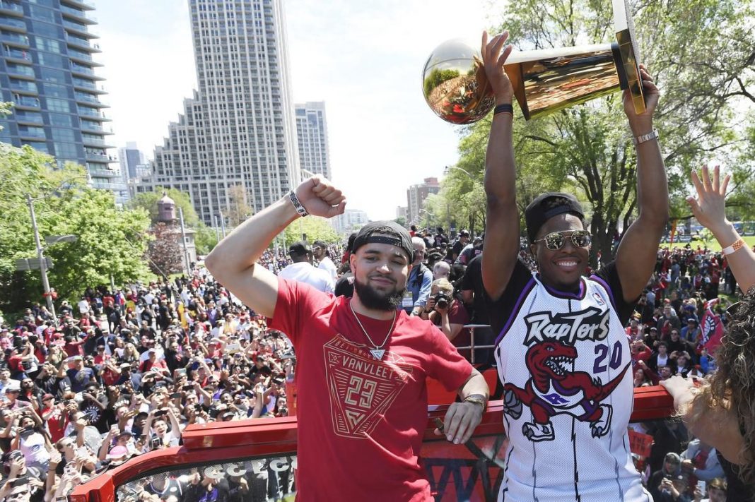 Campionii de la Totonto Raptors au fost primiţi de sute de mii de suporteri