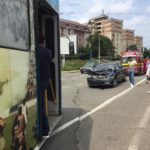 Trei victime după ce un tramvai a lovit o maşină, la Podul Electro (Foto: Lucian Anghel)