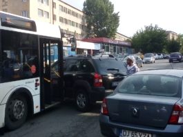 Accident cu un autobuz în cartierul Valea Roşie din Craiova