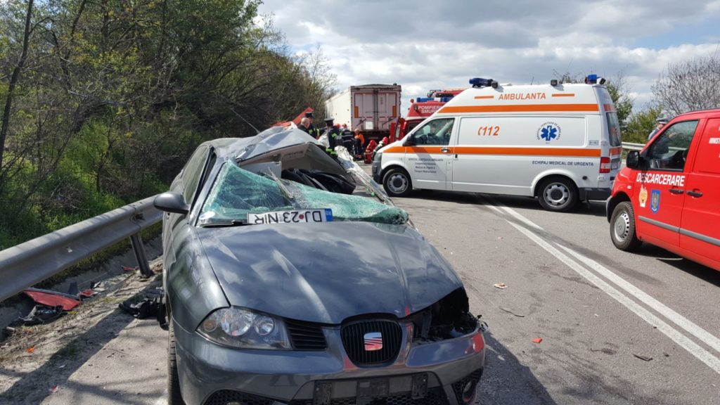 Potrivit oamenilor legii, autoturismul condus de antrenorul Bobocică a fost primul lovit de tirul scăpat de sub control.
