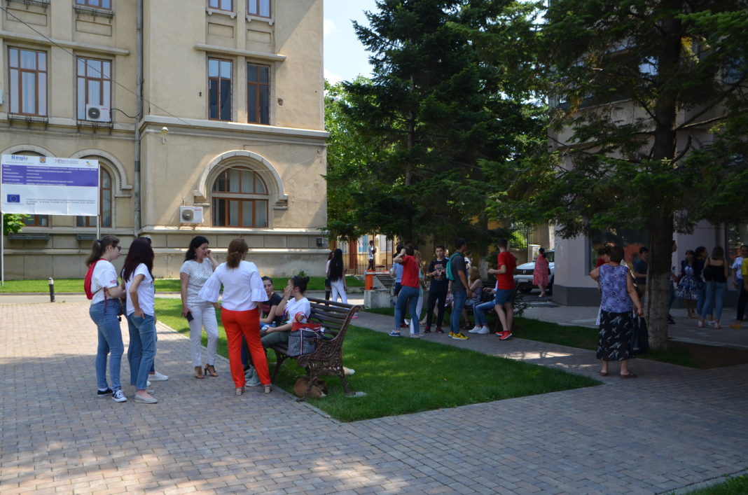 candidati Sute de candidaţi din Dolj şi Olt au depus contestaţii la Evaluarea Naţională