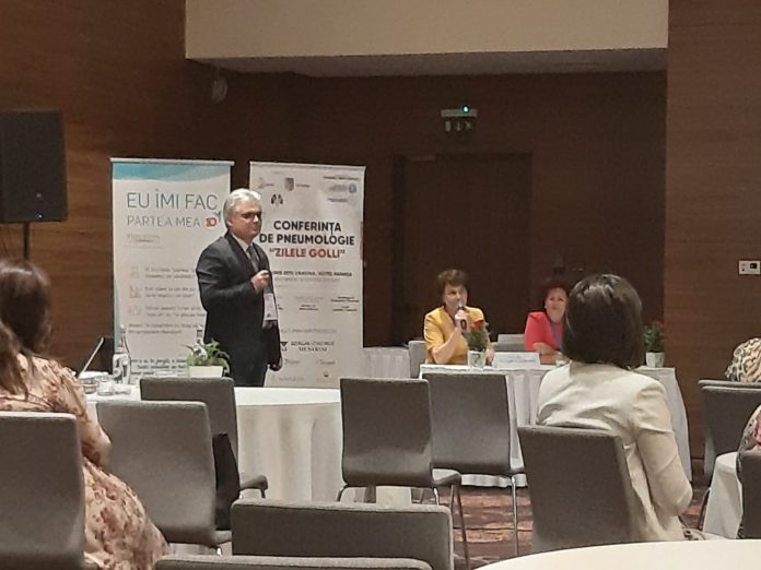 congres tbc Dr. Alin Voicu-Măceşeanu, medic pneumolog în Spitalul de Boli Infecţioase din Craiova, prezentând evoluţia cazurilor de tuberculoză din Dolj (Foto: Monica Stuparu)