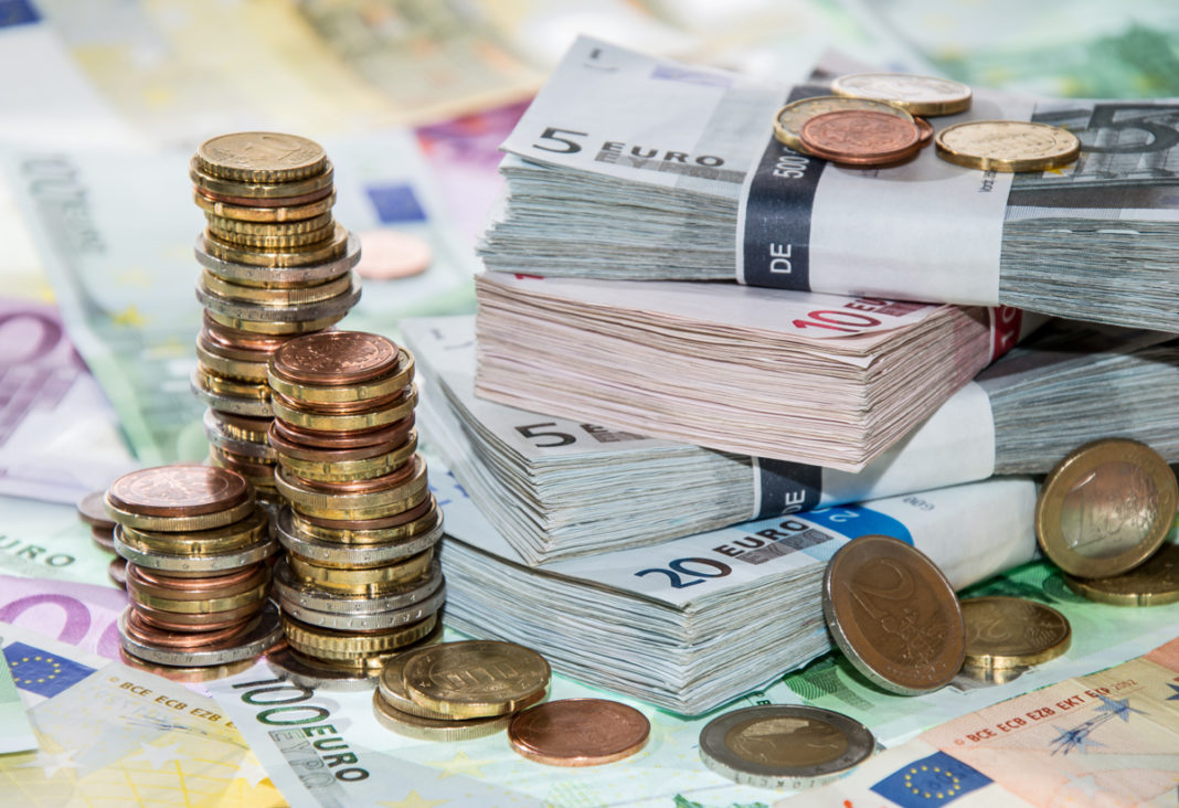Euro şi dolarul cresc uşor
