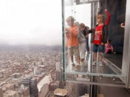 Podeaua de sticlă a unui zgârie-nori a crăpat sub picioarele unor turişti, la etajul 103