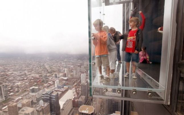 Podeaua de sticlă a unui zgârie-nori a crăpat sub picioarele unor turişti, la etajul 103