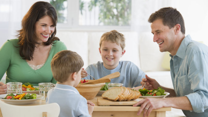 masa-in-familie Obiceiurile alimentare sănătoase se formează şi cu ajutorul meselor în familie (Sursa foto: ELYTIS Hospital)