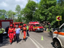 Un autocar cu 29 de copii şi 24 de adulţi s-a răsturnat, duminică, într-o curbă pe DN 73, în judeţul Braşov