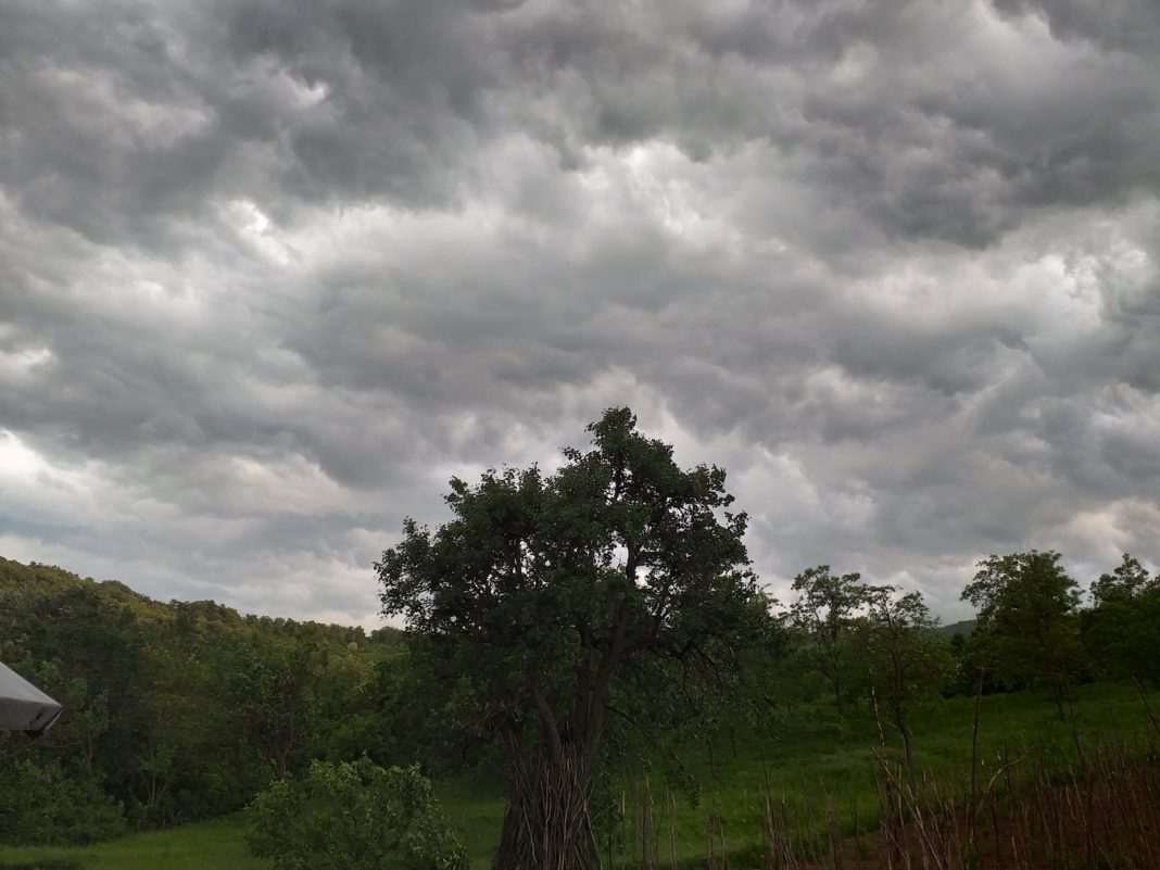 Instabilitate atmosferică în toată ţara, până în această noapte