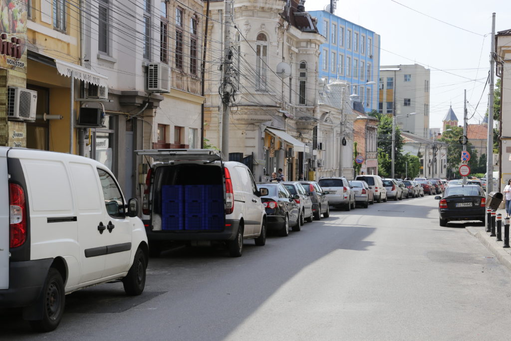 Parcările trasate pe strada Unirii, până la intersecţia cu strada Bujorului, vor deveni cu plată