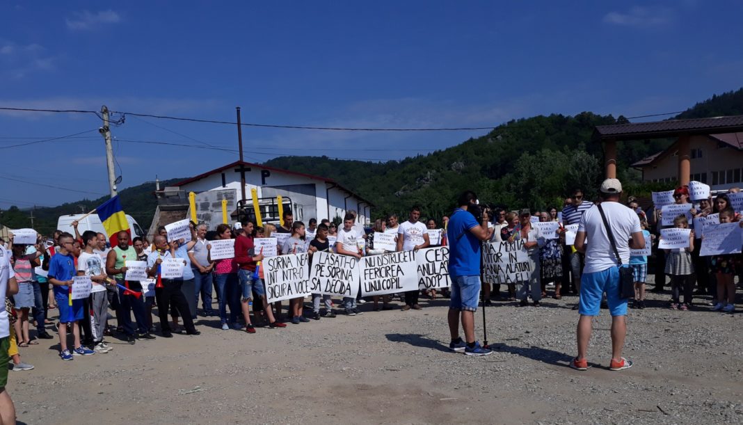 Un nou protest la Baia de Aramă pentru Sorina, fetiâa ridicată de la domiciliu cu mascații