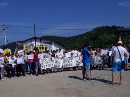 Un nou protest la Baia de Aramă pentru Sorina, fetiâa ridicată de la domiciliu cu mascații