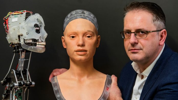 Ai-Da, primul artist robot de desen extrem de realist, cu figură umanoidă, a realizat opere pentru o expoziţie.