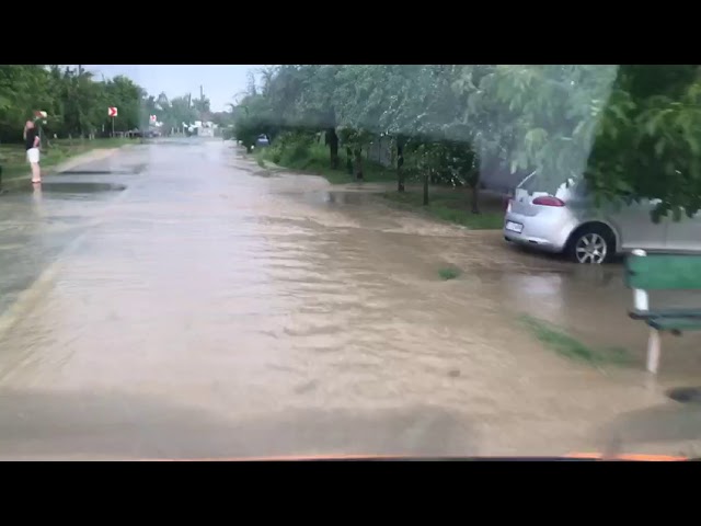 Drum național acoperit de ape, la Hurezani