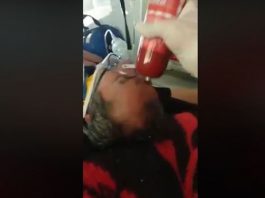 Un paramedic, filmat în timp ce loveşte cu un parizer un pacient inconştient