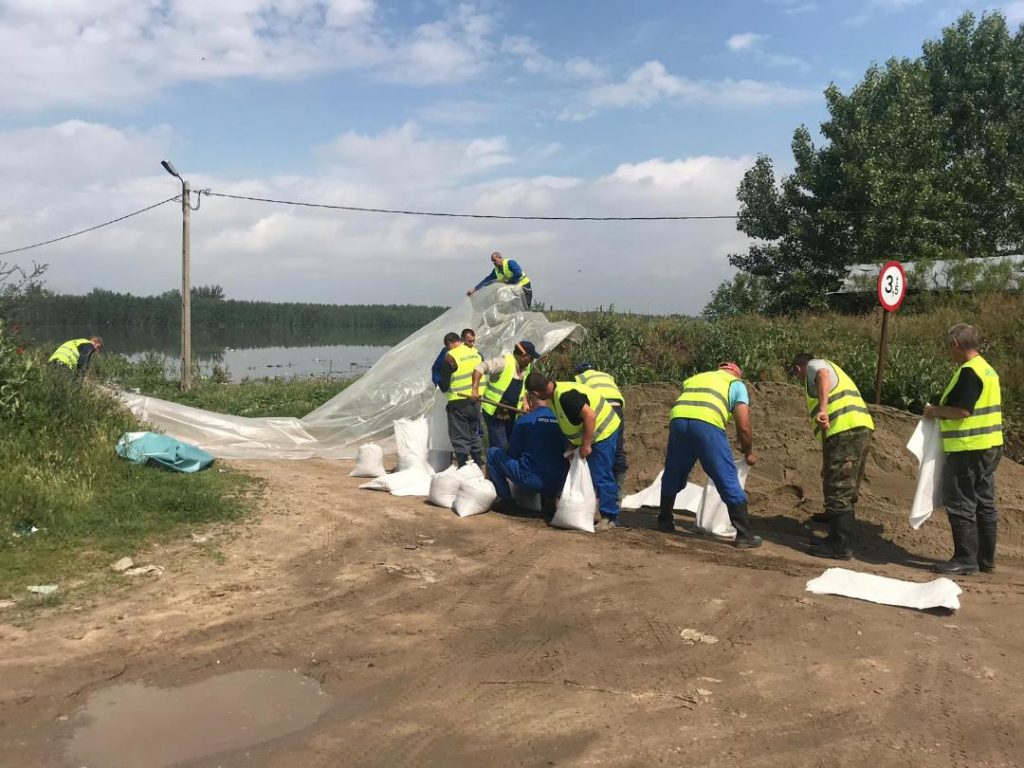 Pe lângă resurse umane au fost folosite resurse materiale şi maşini