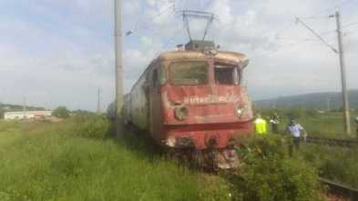 Locomotiva şi un vagon al unui tren de persoane au deraiat, după ce trenul a lovit un camion