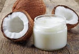Uleiul de cocos este un camarad de nădejde în ritualul de îngrijire al pielii și al părului (Sursa foto: avantaje.ro)