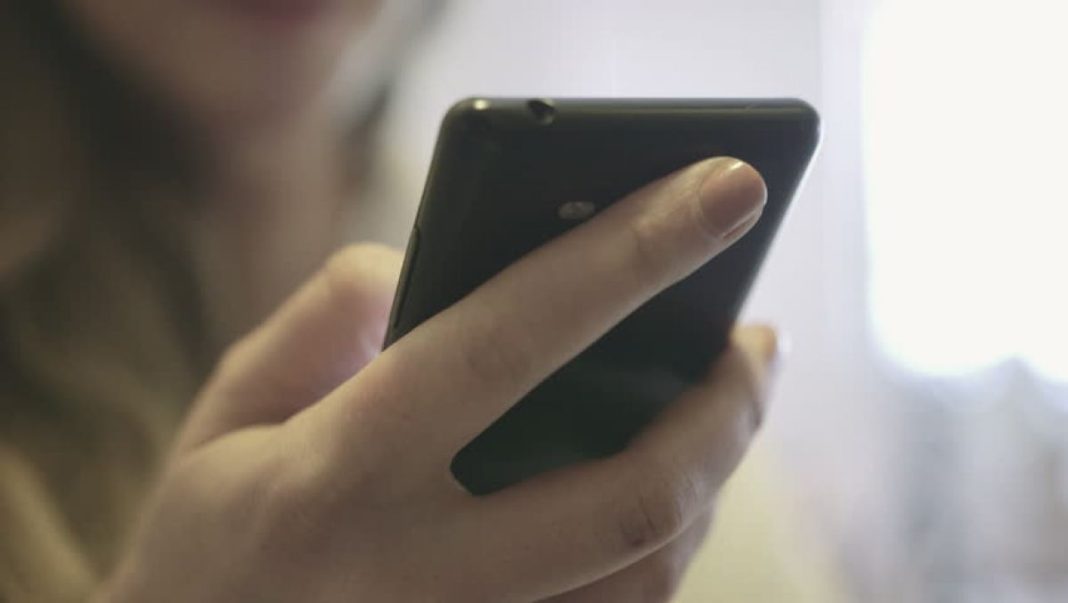 Adolescentă mituită cu un telefon ca să facă sex cu un bărbat însurat