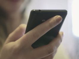 Adolescentă mituită cu un telefon ca să facă sex cu un bărbat însurat