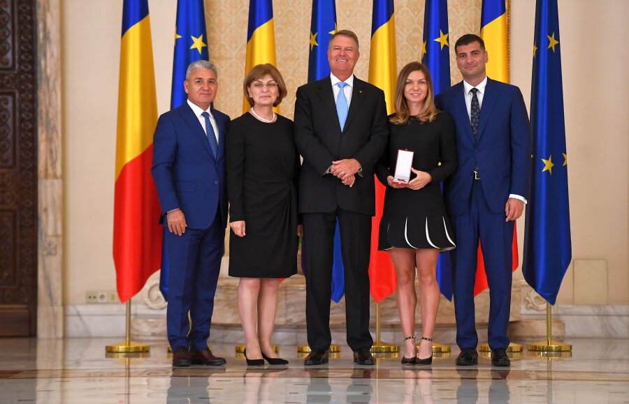 Simona şi familia ei alături de preşedintele Iohannis