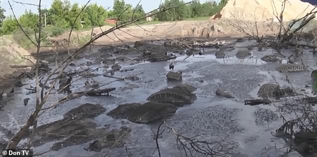 Piscina de gudron de la uzina de asfalt neutilizată din regiunea regiunii Voronej unde omul a fost la un pas să se înece