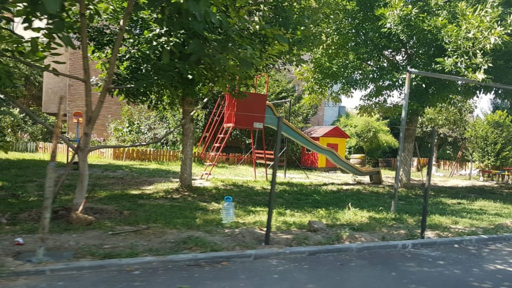 Gardul care împrejmuia locul de joacă a fost înlăturat