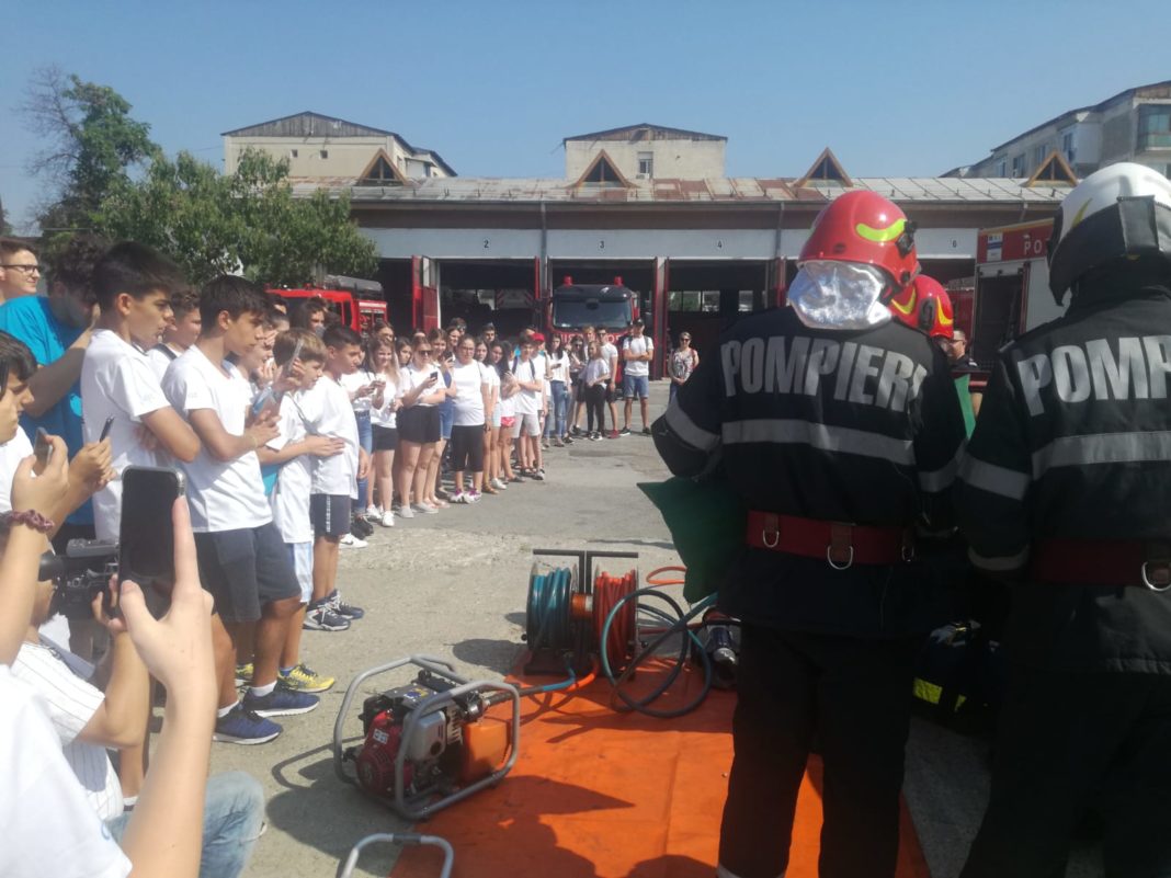 Peste 100 de copii în vizită la Detaşamentul de pompieri Drobeta Turnu Severin