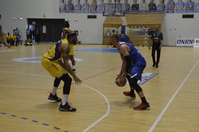 _DSC0009 Americanul Moneya Durrel Pratt (stânga) a semnat cu SCM Craiova, iar Gajovic a plecat la Piteşti (Foto: Alex Vîrtosu)