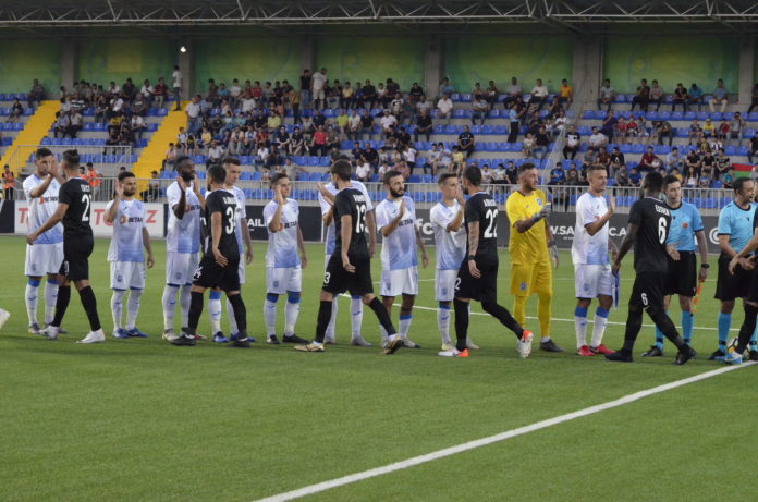 Returul cu azerii va fi arbitrat de islandezi, după ce în tur dreptatea a fost împăţită de o brigadă din Malta (Foto: Alex Vîrtosu) Returul cu azerii va fi arbitrat de islandezi, după ce în tur dreptatea a fost împăţită de o brigadă din Malta (Foto: Alex Vîrtosu)