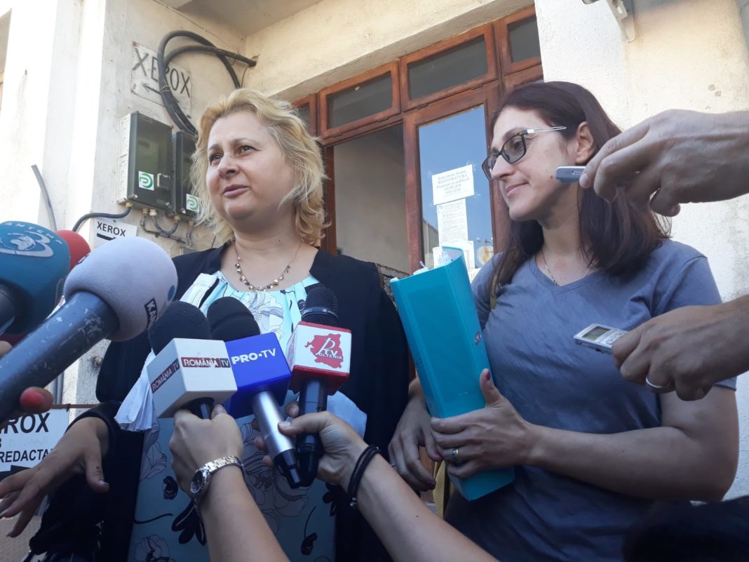 Judecătoria Slatina a rămas să se pronunțe dacă Sorina poate părăsi țara (Foto: Avocata familiei Săcărin şi Ramona Săcărin)