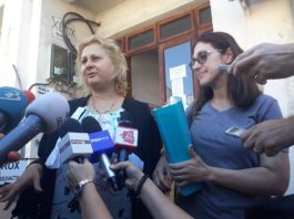 Judecătoria Slatina a rămas să se pronunțe dacă Sorina poate părăsi țara (Foto: Avocata familiei Săcărin şi Ramona Săcărin)