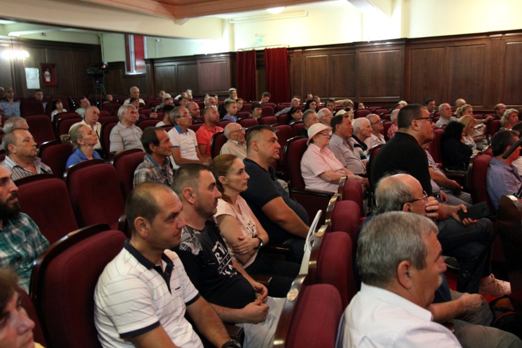 Trei ore de discuţii între vâlcenii din cartierele Traian şi CPL şi primarul Gutău