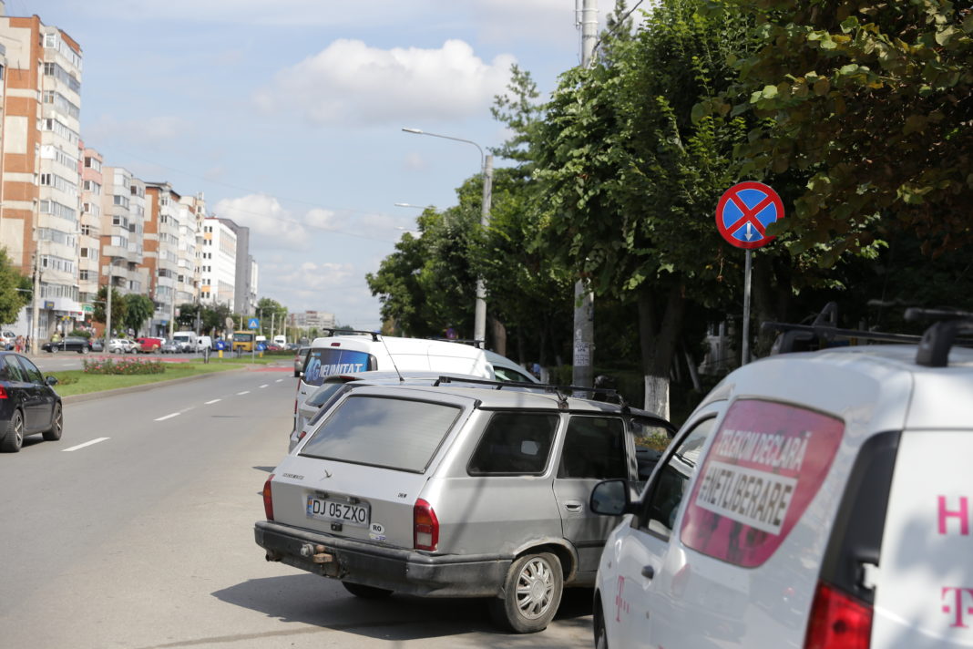 Mai multe indicatoare cu oprirea interzisă au fost montate, zilele trecute, pe bulevardul 1 Mai din Craiova