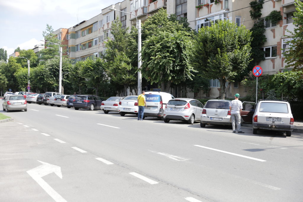Mai multe indicatoare cu oprirea interzisă au fost montate, zilele trecute, pe bulevardul 1 Mai din Craiova