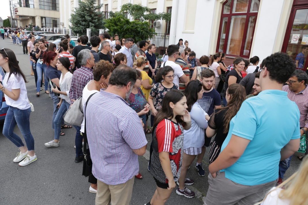 Sute de candidaţi la admiterea la UMF Craiova