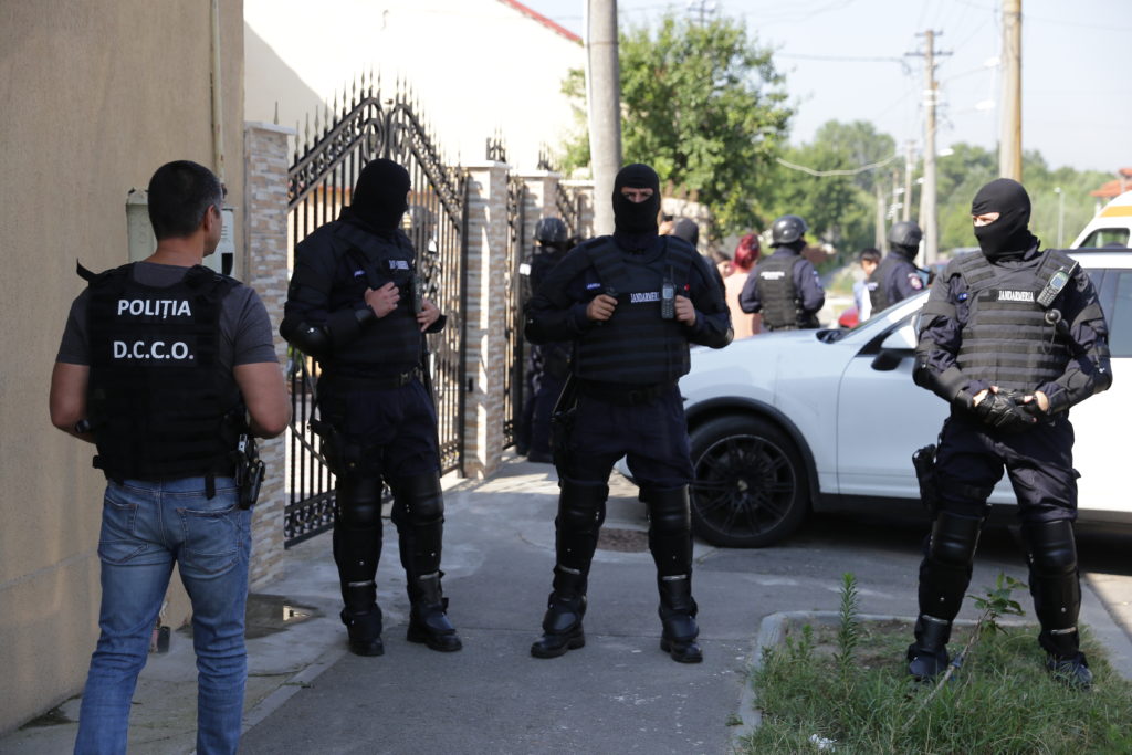 Oamenii legii au descins joi la mai multe adrese din municipiul Craiova.
