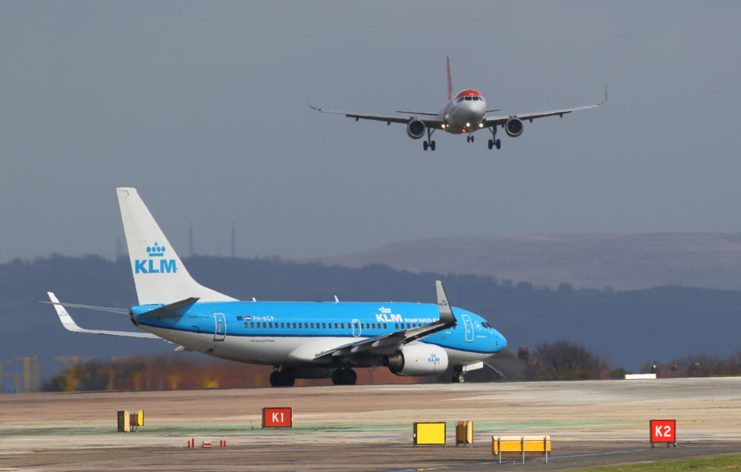 Două avioane s-au ciocnit pe aeroport