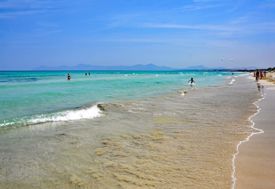 Femeie la un pas să se înece după ce a intrat în mare cu cadrul ajutător de mers